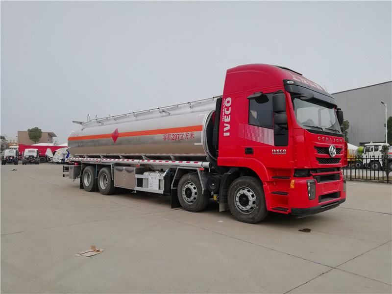 上汽紅巖29.7方前四后八鋁合金運(yùn)油車，20噸運(yùn)油車
