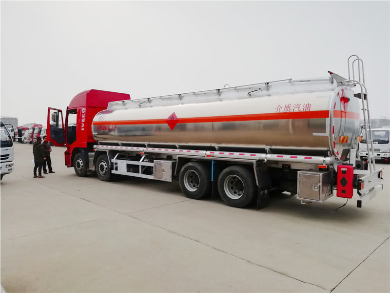 上汽紅巖29.7方前四后八鋁合金運(yùn)油車，20噸運(yùn)油車