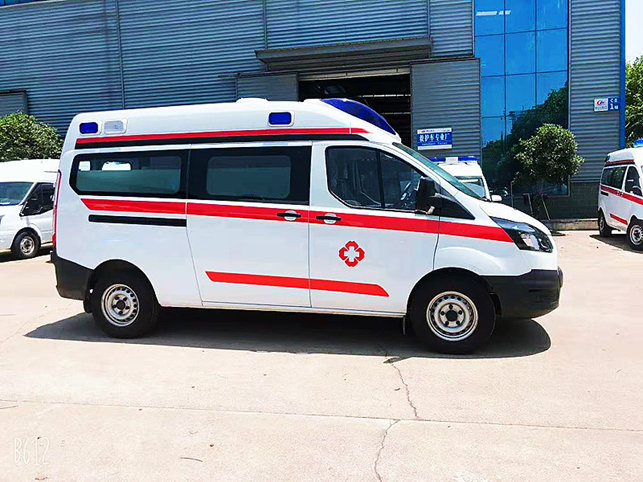 福特全順中軸中頂汽油版負(fù)壓救護(hù)車(chē)