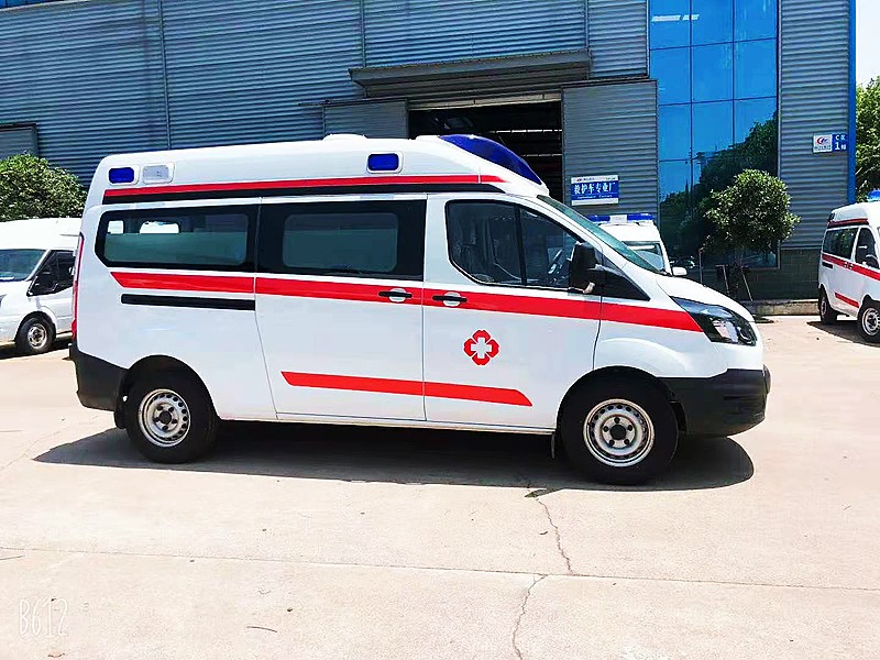 福特V362中軸中頂柴油版監(jiān)護(hù)型救護(hù)車(chē)