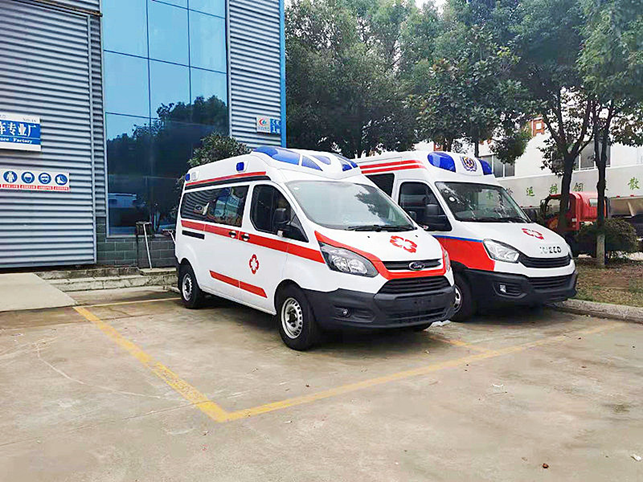 福特全順V362汽油版中軸中頂救護(hù)車(chē)