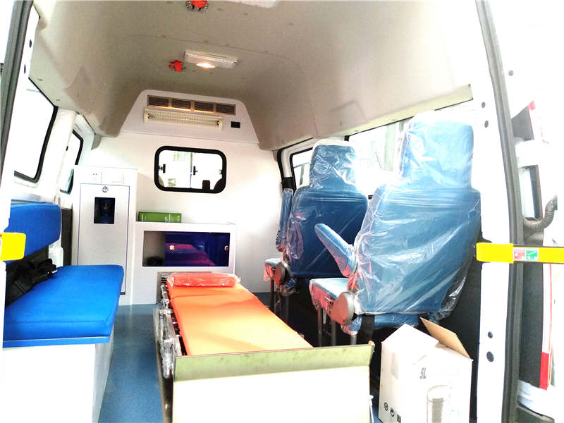 江鈴特順短軸柴油轉(zhuǎn)運型救護(hù)車