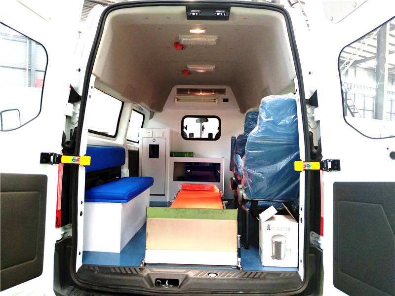 江鈴特順短軸柴油轉(zhuǎn)運型救護(hù)車