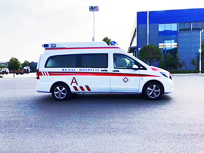 國(guó)六奔馳監(jiān)護(hù)型救護(hù)車(chē)